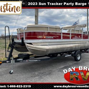 2023 Sun Tracker party barge