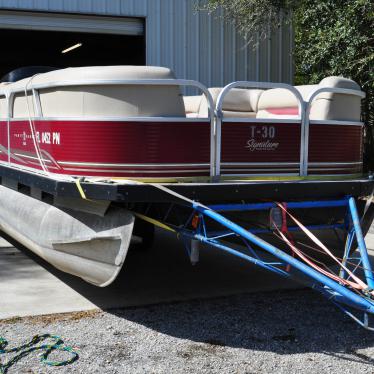 2012 Sun Tracker 22 ft deluxe party barge pontoon