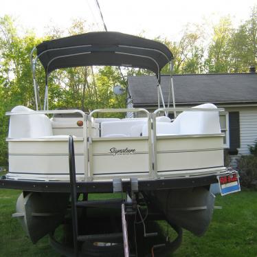 2005 Sun Tracker party barge signature series