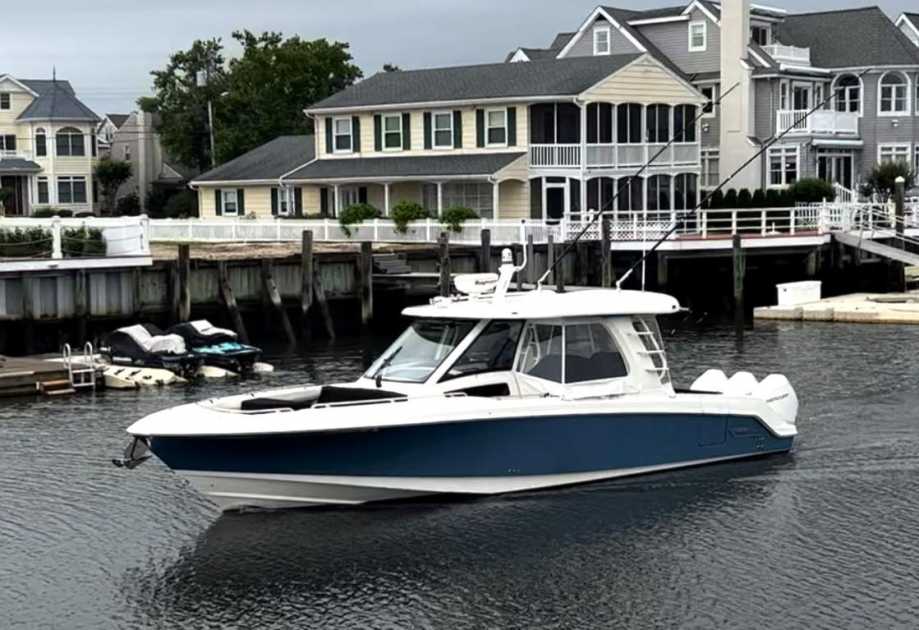 2021 Boston Whaler 350 realm