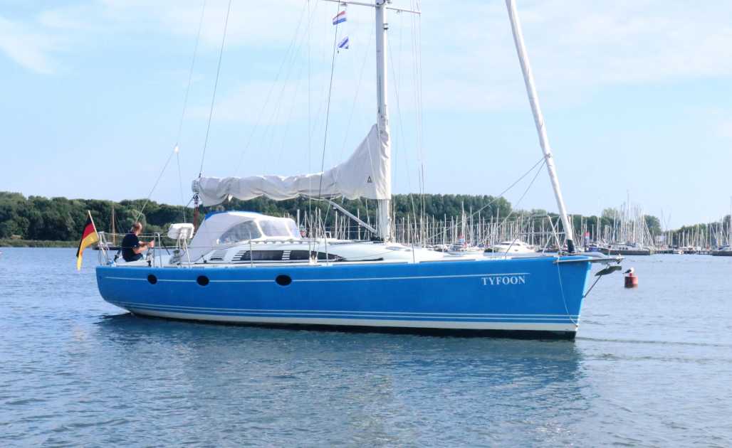 2008 Dolphin 44 hydraulic lifting keel