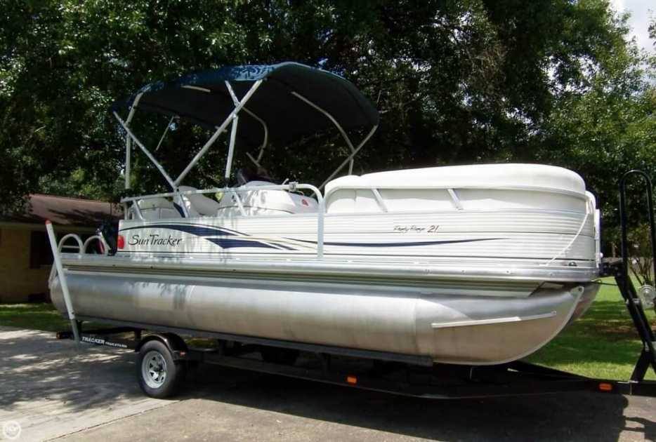 2009 Sun Tracker 21 party barge signature series