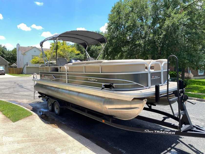 2019 Sun Tracker 24 dlx party barge