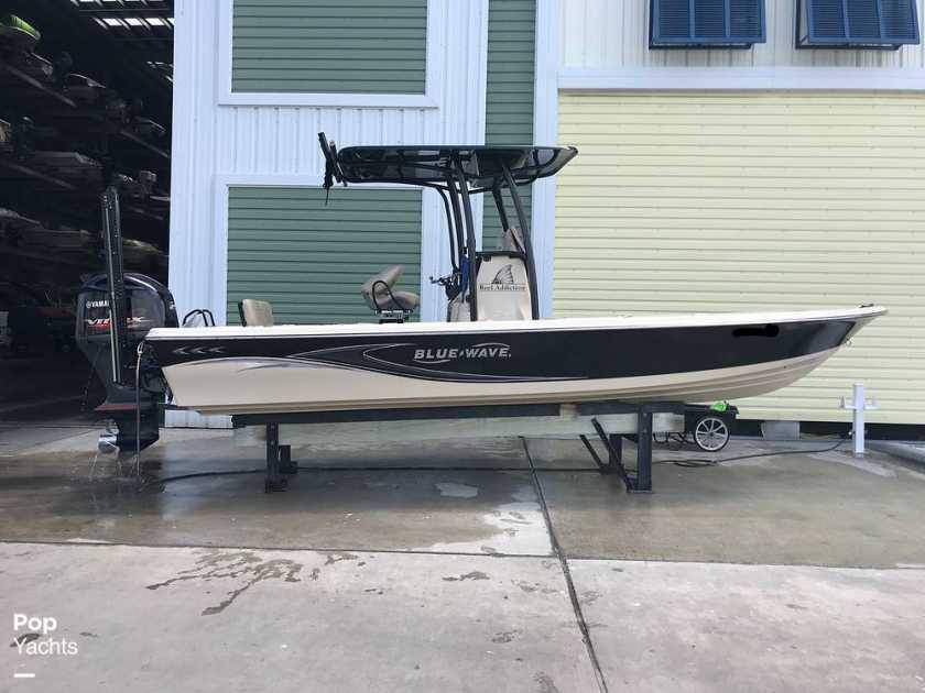 2016 Blue Wave 2400 pure bay