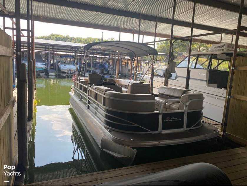 2019 Sun Tracker party barge 22 dlx