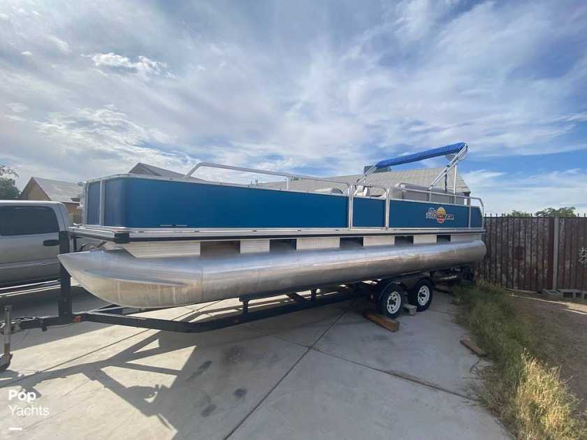 1994 Sun Tracker 247 party barge