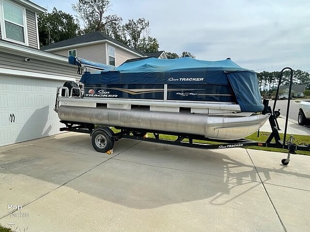 2020 Sun Tracker 18 dlx party barge
