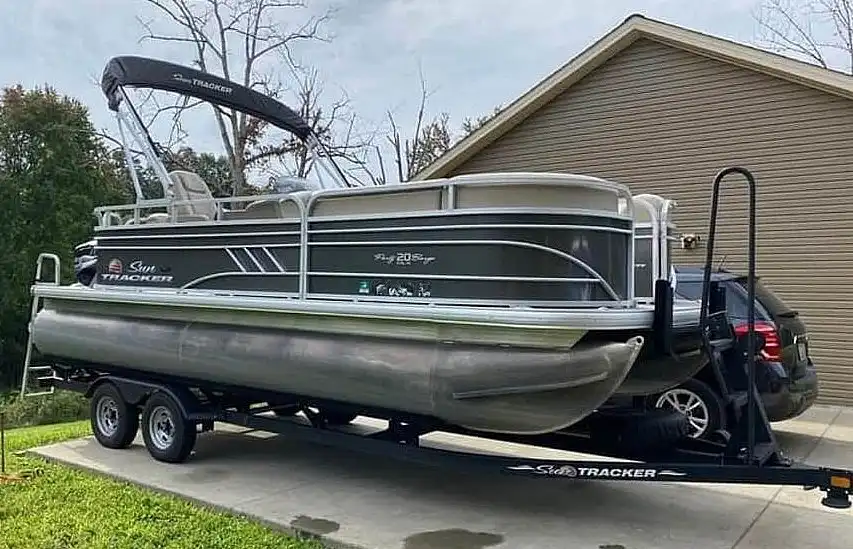 2021 Sun Tracker 20 dlx party barge