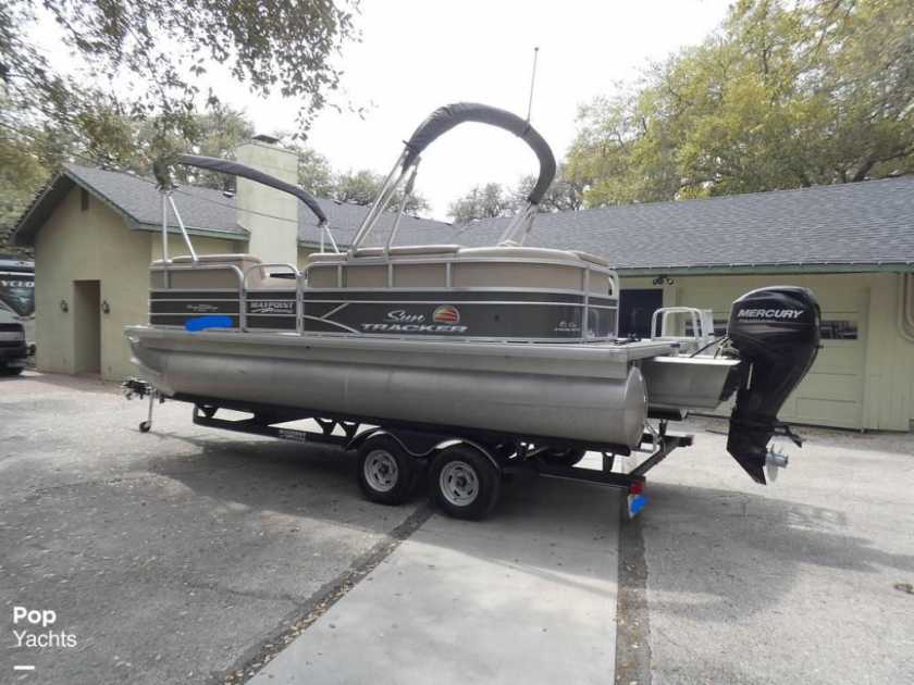 2019 Sun Tracker party barge 20 dlx