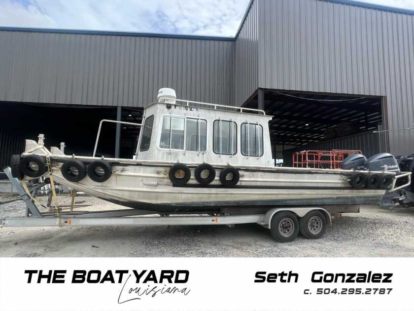 2010 Custom 28 cabin boat w/ push knees