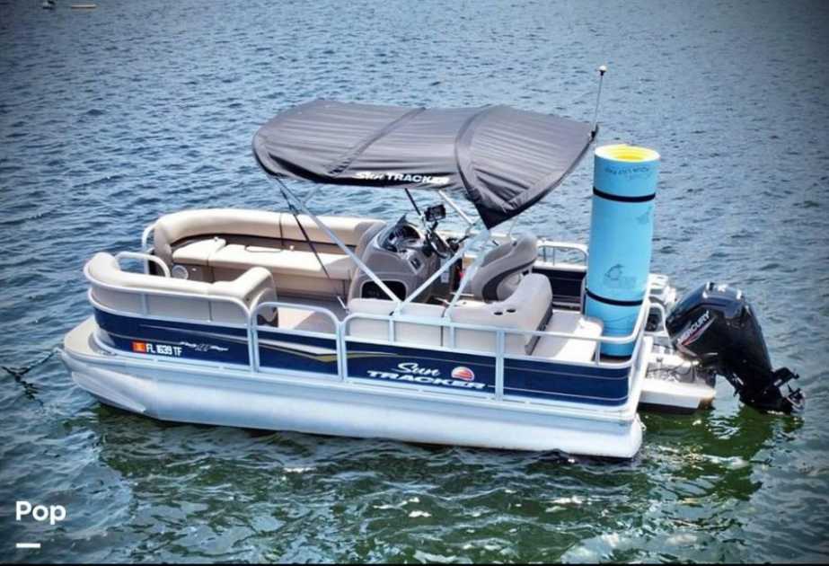 2022 Sun Tracker 18 dlx party barge
